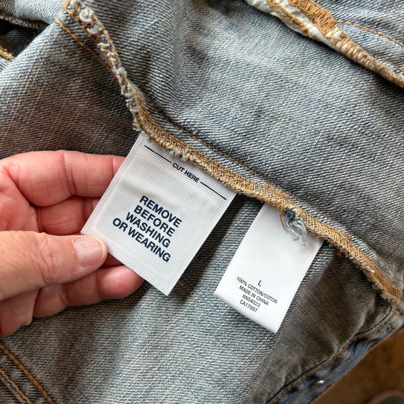 NWOT Old Navy denim jacket. Light distressing. Medium wash. Classic. Size L - Picture 8 of 11